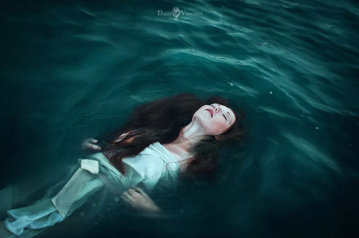 Утопленник во сне. Девушка тонет. Девушка под водой. Девушка тонет в море.