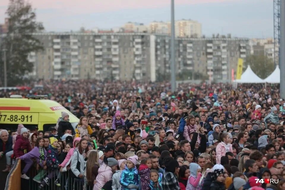 День города челябинск 2024. День города Челябинск 2022. Толпа на площади. День города Челябинск. День города фотографии.