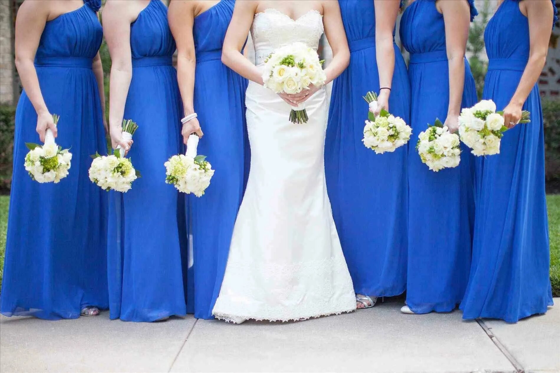 Цвет свадьбы фото. Синяя свадьба. Свадьба в синем цвете. Свадебные платья синего цвета. Свадьба в сине голубых тонах.