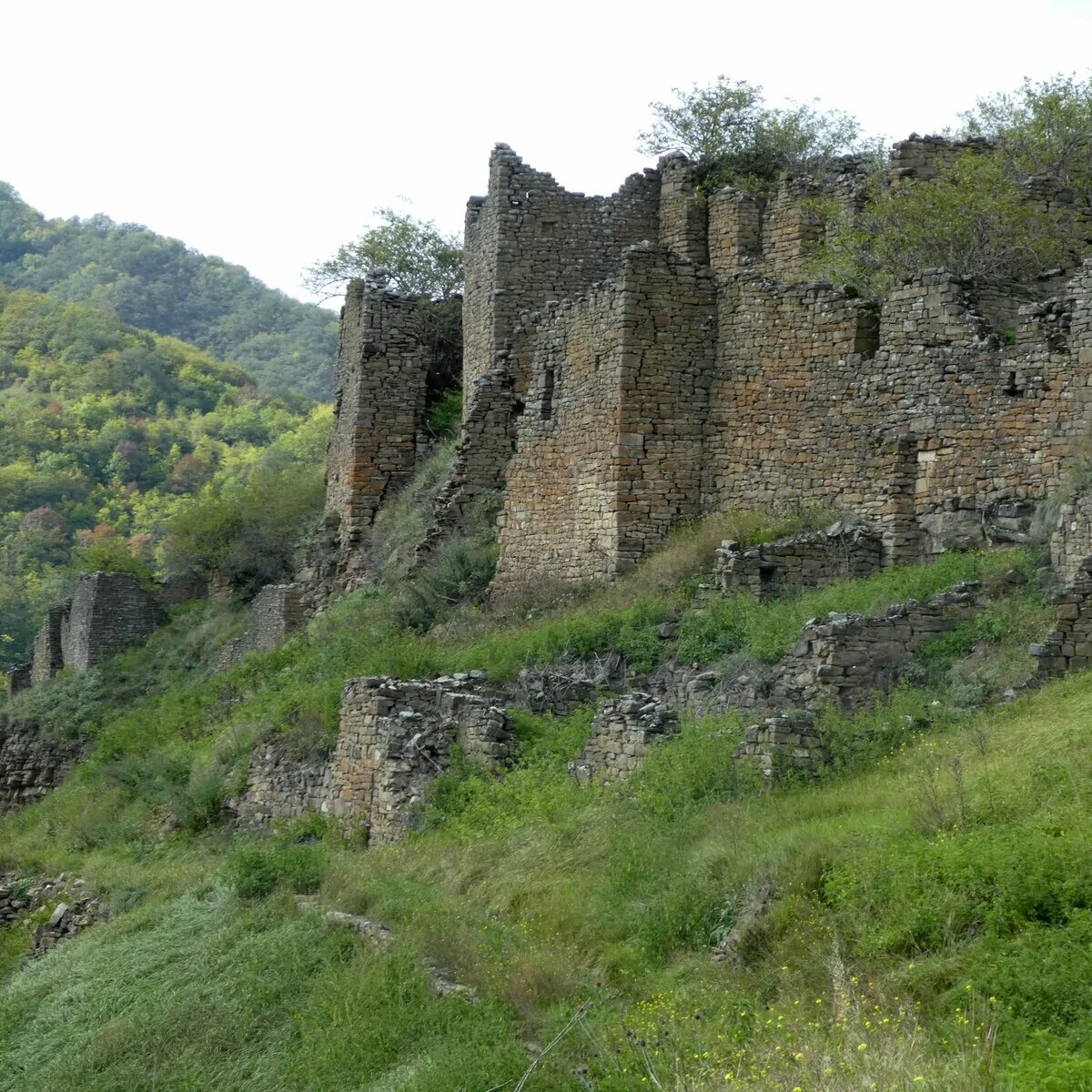 Крепость-село кала-корейш в дагестане. Крепость-село кала-корейш в дагестане. Кала-корейш дагестан. Крепость-село кала-корейш. Крепость кала корейш дагестан.
