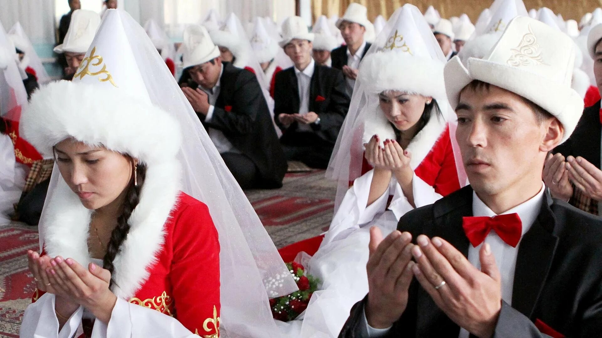 Близ кий киргиз кий. Кыргызско-казахская свадьба. Свадьба в Киргизии. Киргизская свадьба. Свадьба казахов.