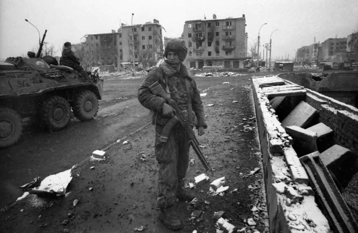 4 декабря 1995 года. Чечня грозный штурм август 1995. чечня 1995 штурм грозного. площадь минутка грозный 1995 штурм. штурм грозного 1995 солдаты.