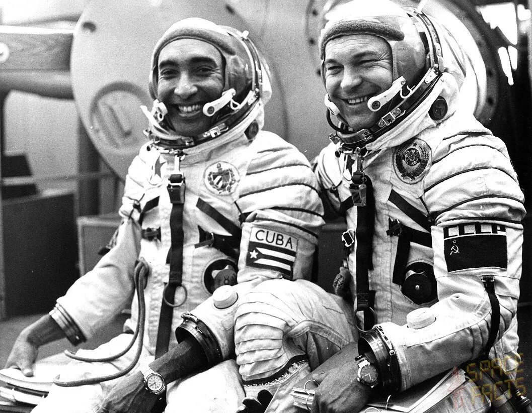 Полет первого в мире космонавта юрия. Арнальдо Тамайо. Кубинский космонавт Арнальдо Тамайо. Арнальдо Мендес. Тамайо Мендес, Арнальдо в космосе.