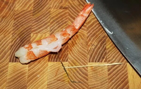 Как разделать креветки. Нож для креветок. Как разделать креветки. Нож для разделывания креветок. Жареные креветки на палочке.