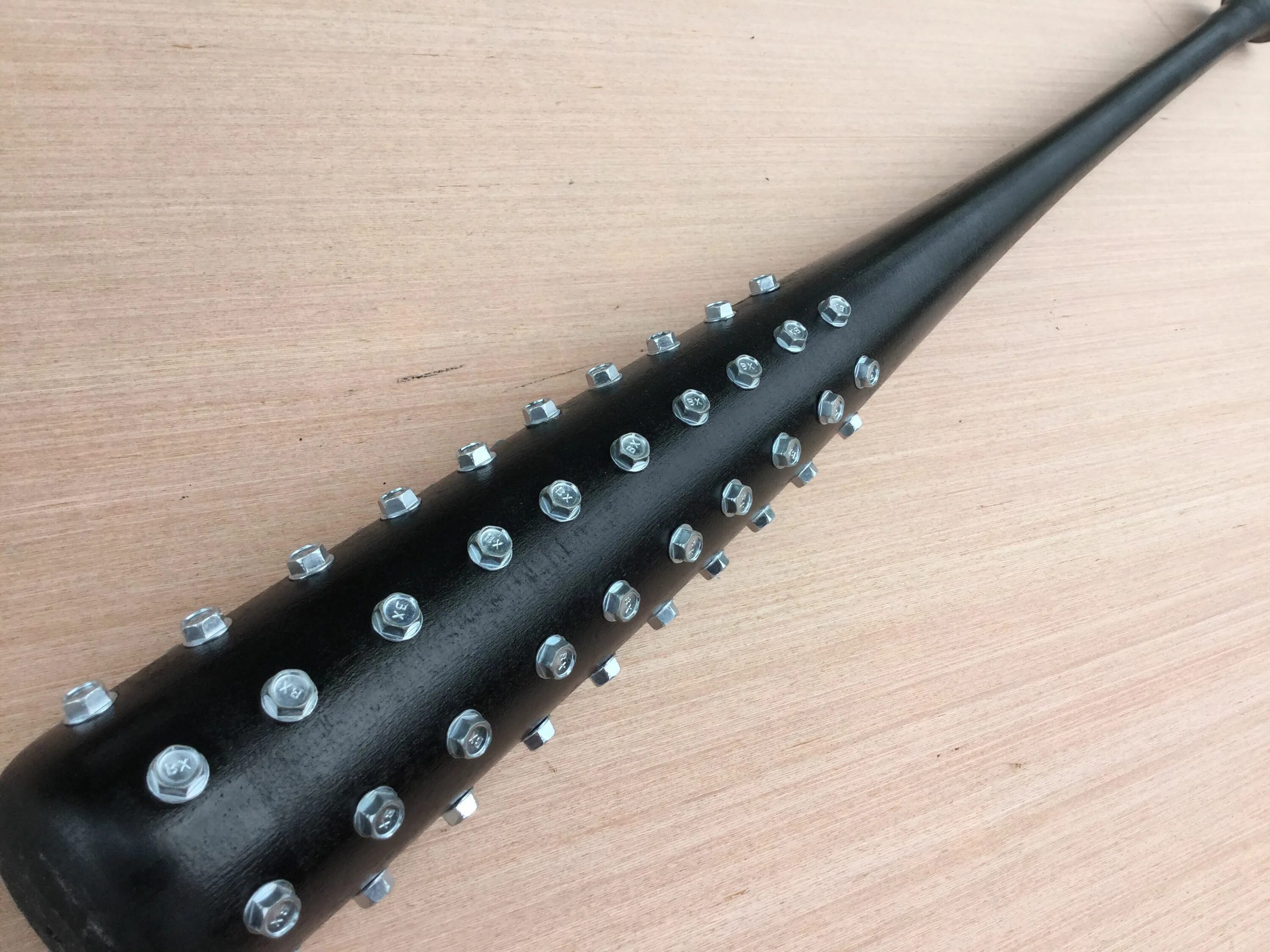 Тецубо дубина. Бейсбольная бита с шипами. Бейсбольная бита с шипами. Шипы с битой. Бита нигана люсиль.