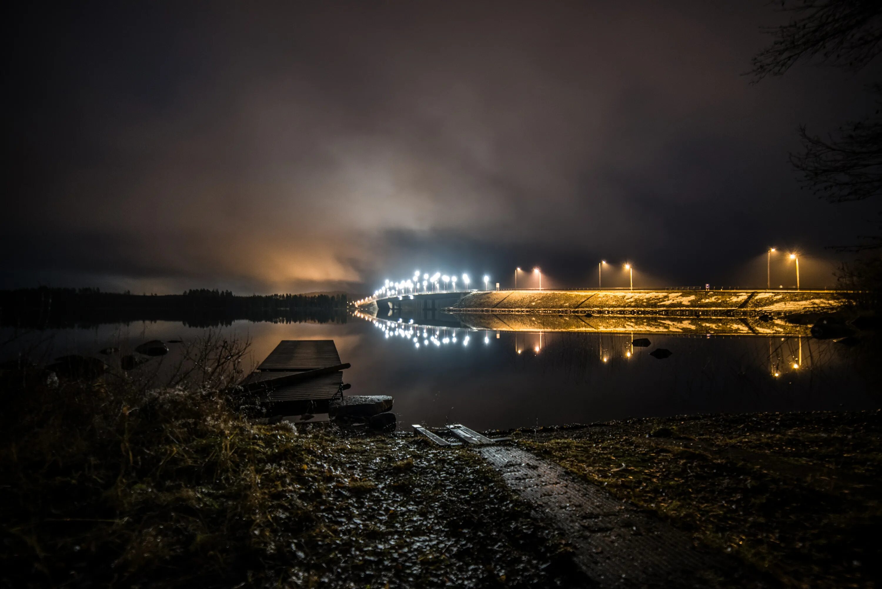 Хочется воды ночью. Ночной пейзаж с водой. Отражение огня в воде. Вода ночью. Отражение города с огнями в воде.