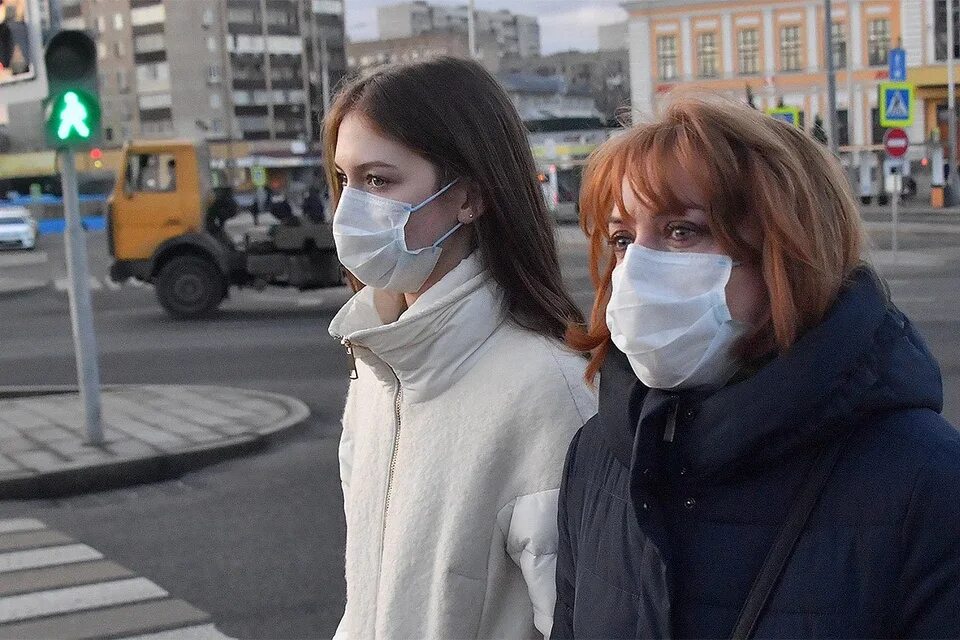 Москва будет маска. Люди в масках на улице. Люди в медицинских масках на улице. Люди в респираторах на улице. Масочный режим.