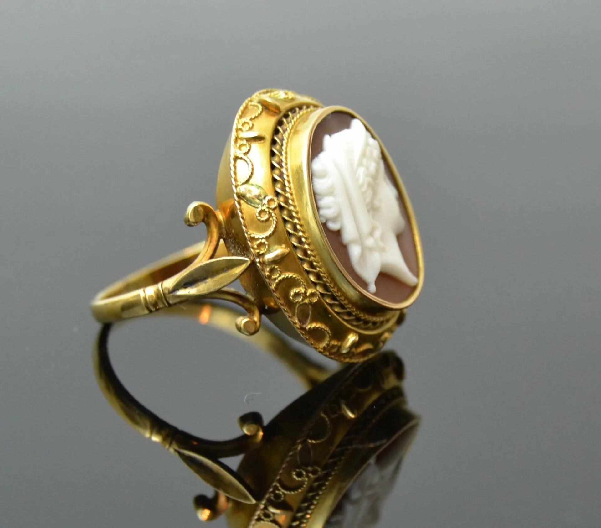 Золото и старина. Кольцо золото 750 бриллианты Камея. Старинные золотые украшения. Антикварные кольца. Антикварное золотое кольцо.