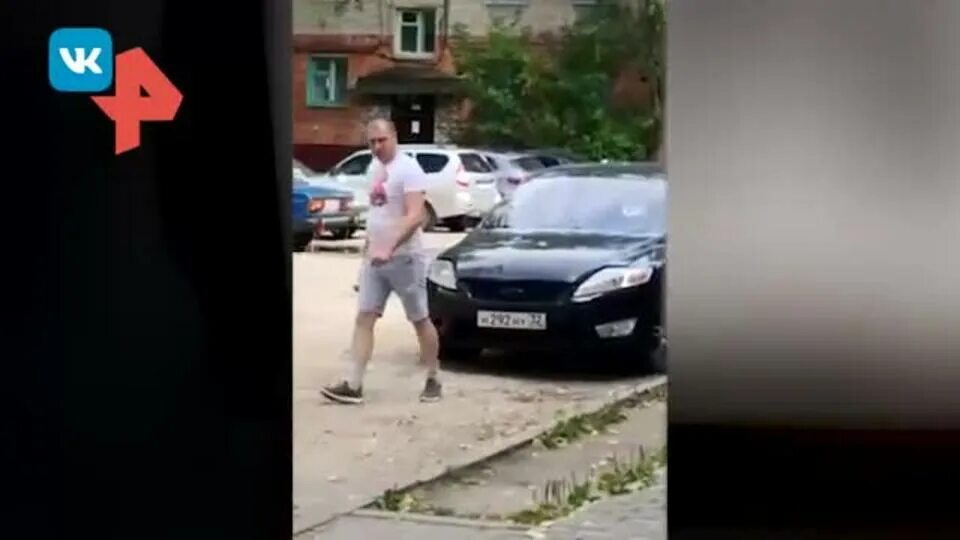 Парень побил девушку в брянске. Анатолий мацукевич скейтбординг. Девушка в лифте. Женщина избила девочку в лифте. Неадекват избил девушку.