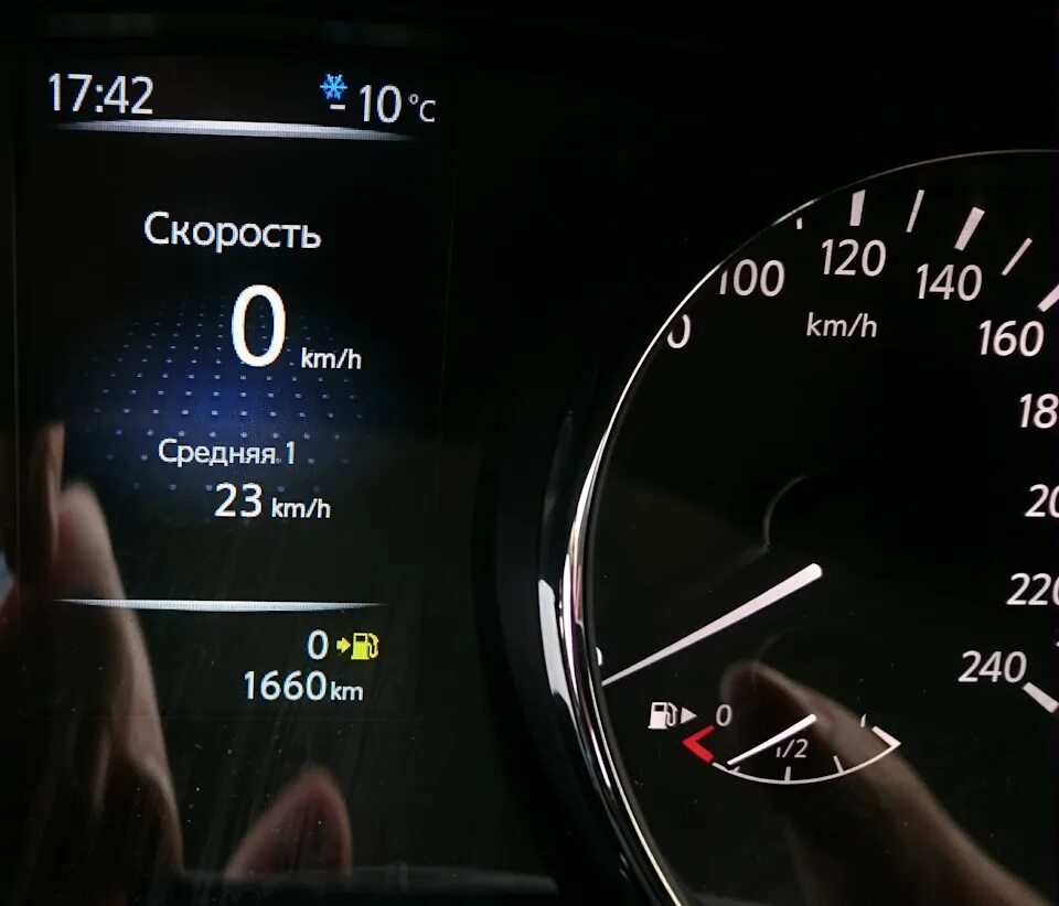 Неправильно показывает уровень. Приборная панель автомобиля индикатор топлива. ниссан кашкай уровень топлива. американские авто указатель уровень топлива. ниссан кашкай запас хода.