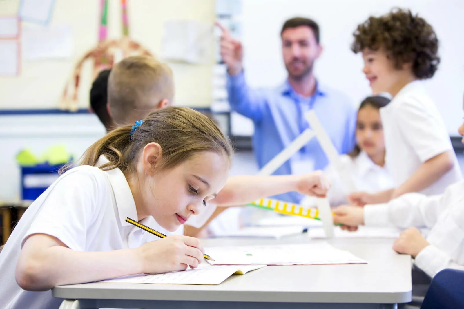 The teacher made the pupils. Подростки школьники на фоне. School children. Индивидуальная форма картинки. Арт работа в школе.