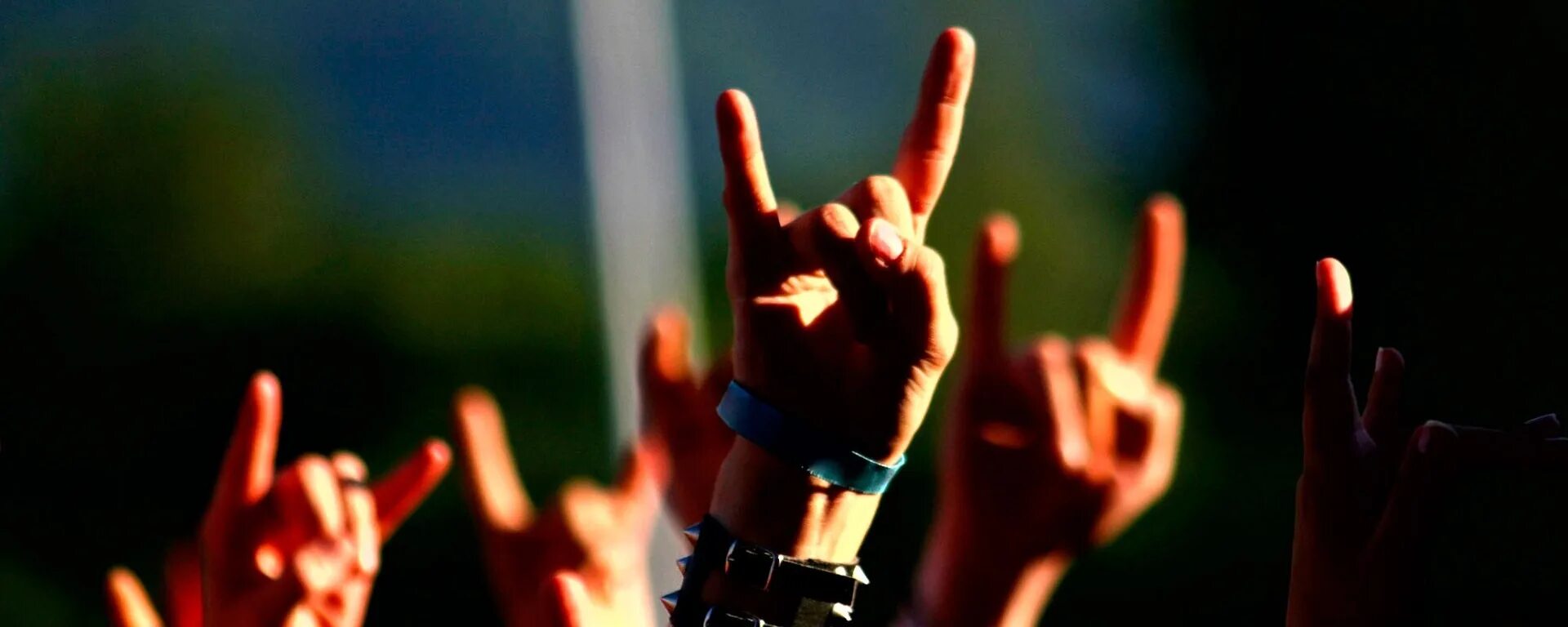 Жест коза. Жест рокеров. Рука показывает рок. Рок знак рукой. Песня друг рок
