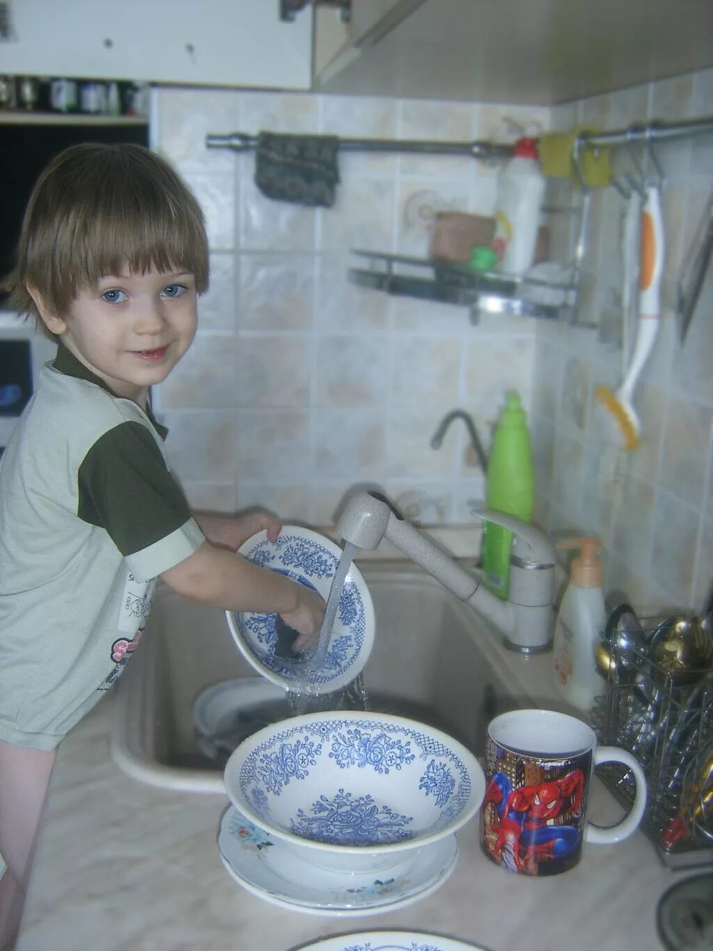 Мытье посуды. Мамина помощница. Мамин помощник мытье посуды.