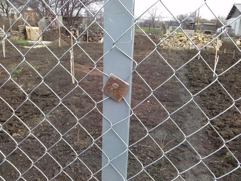 Закрепить металлическую сетку