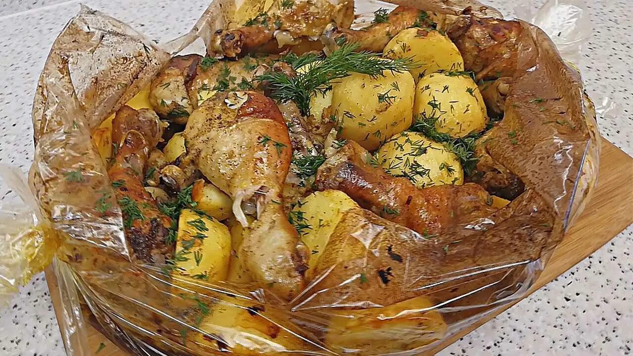 Курица в рукаве для запекания рецепт. Курица с картошкой в рукаве. куриные ножки в духовке с картошкой в рукаве. курица с картошкой в духовке в рукаве. курица с картошкой в рукаве для запекания в духовке.