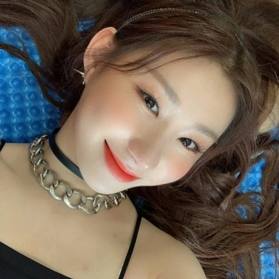 Ли чеен и черен. Itzy Chaeryeong. Чэрён Itzy. Lee Chaeryeong Itzy. Itzy Chaeryeong 2021.