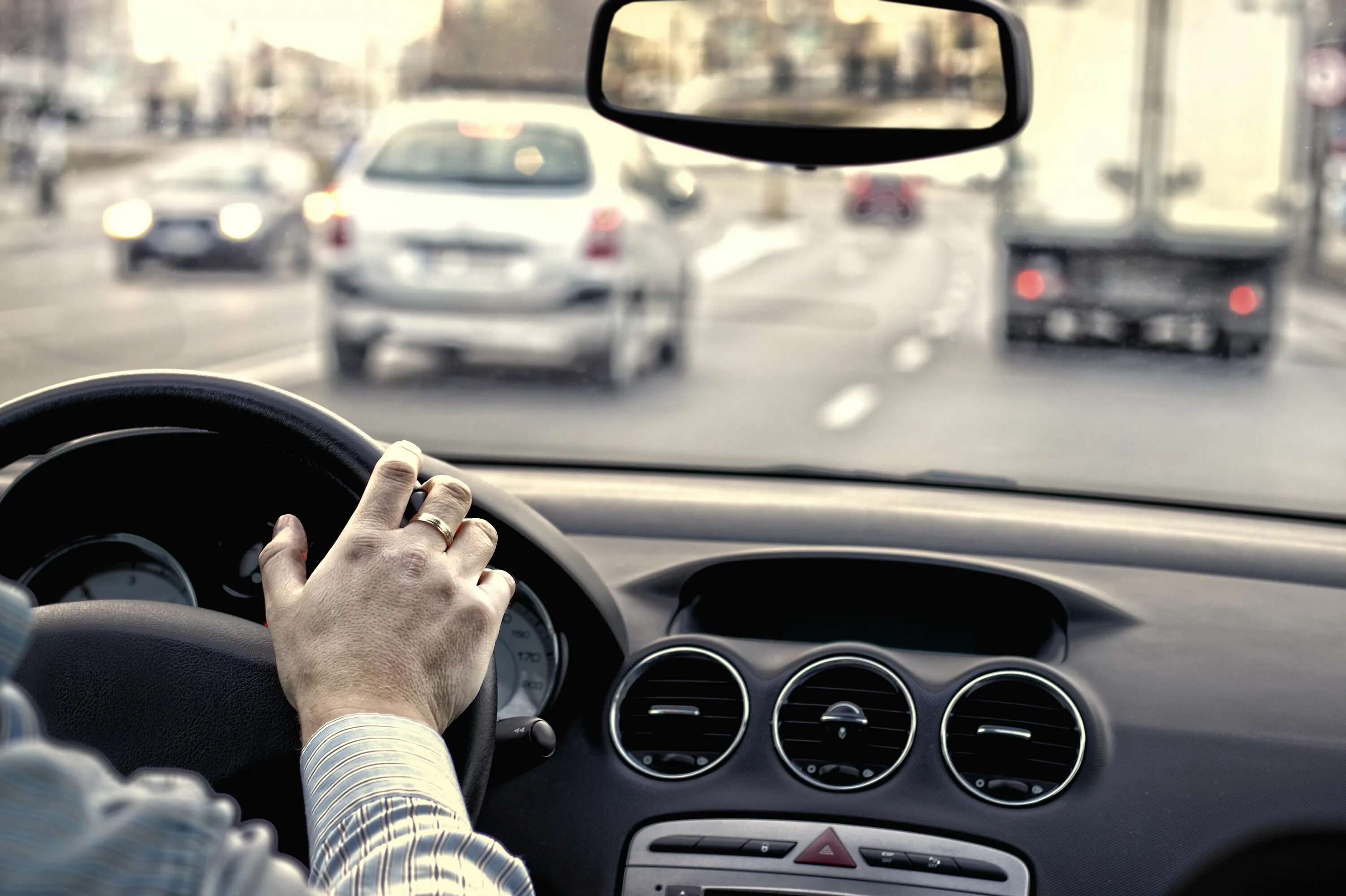 Переведи driving a car. Фон в машине за рулем. Рулем машину по городу. Car Driving. Лето вождение.