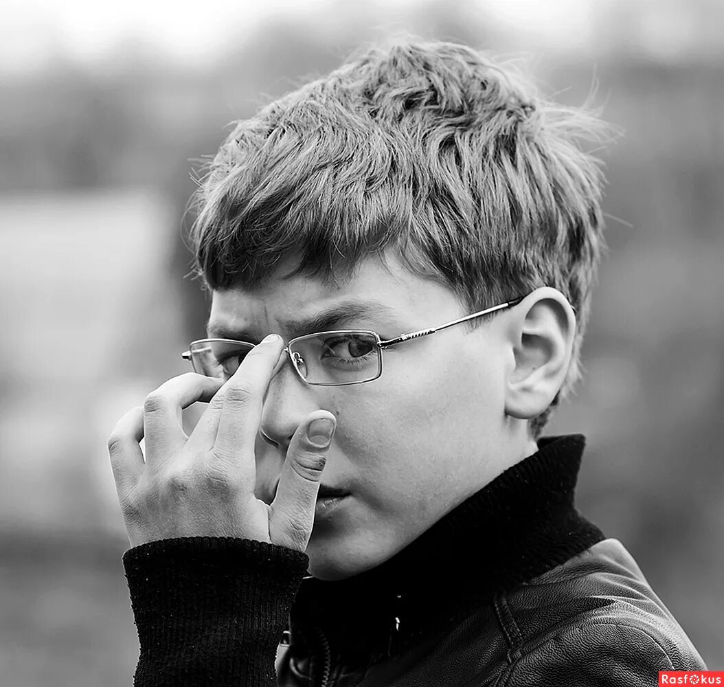 молодые парни на природе. скромный пацан. милые парни в очках. скромный пацан. фотосессия с парнем.