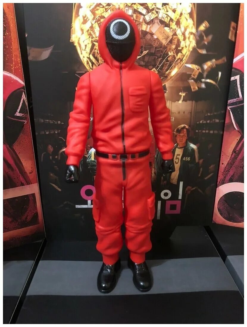 Игра вкльмара треугольник. Костюм из игры в кальмара. Игра в кальмара костюм. Кальмары охранники. Игра в кальмара черная маска.