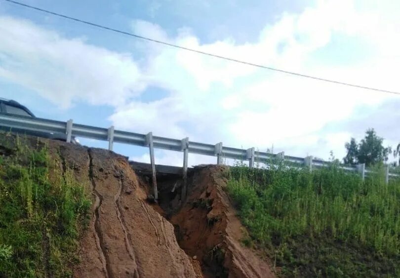 Размыв насыпи. Размыв дорог и мостов. Мост через реку Грязнушка размыло. В Сертолово размыло мост через речку. Размыло мост