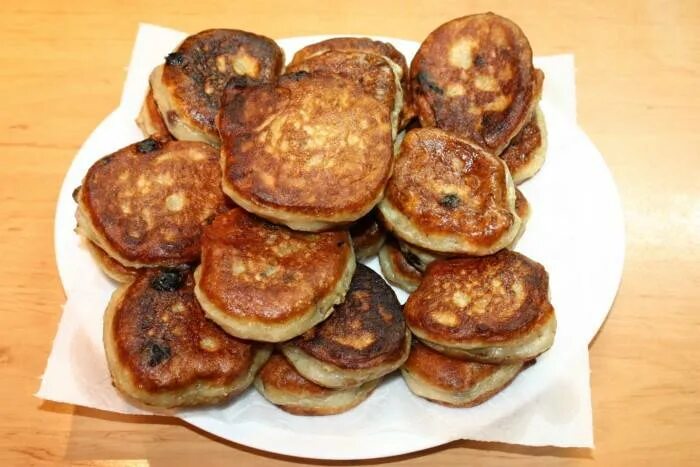 Оладьи на манке рецепт с фото пошагово. Манные оладьи на кефире. Оладьи с манкой. Оладьи на кефире с манкой и яблоками. Оладьи без муки с манкой.