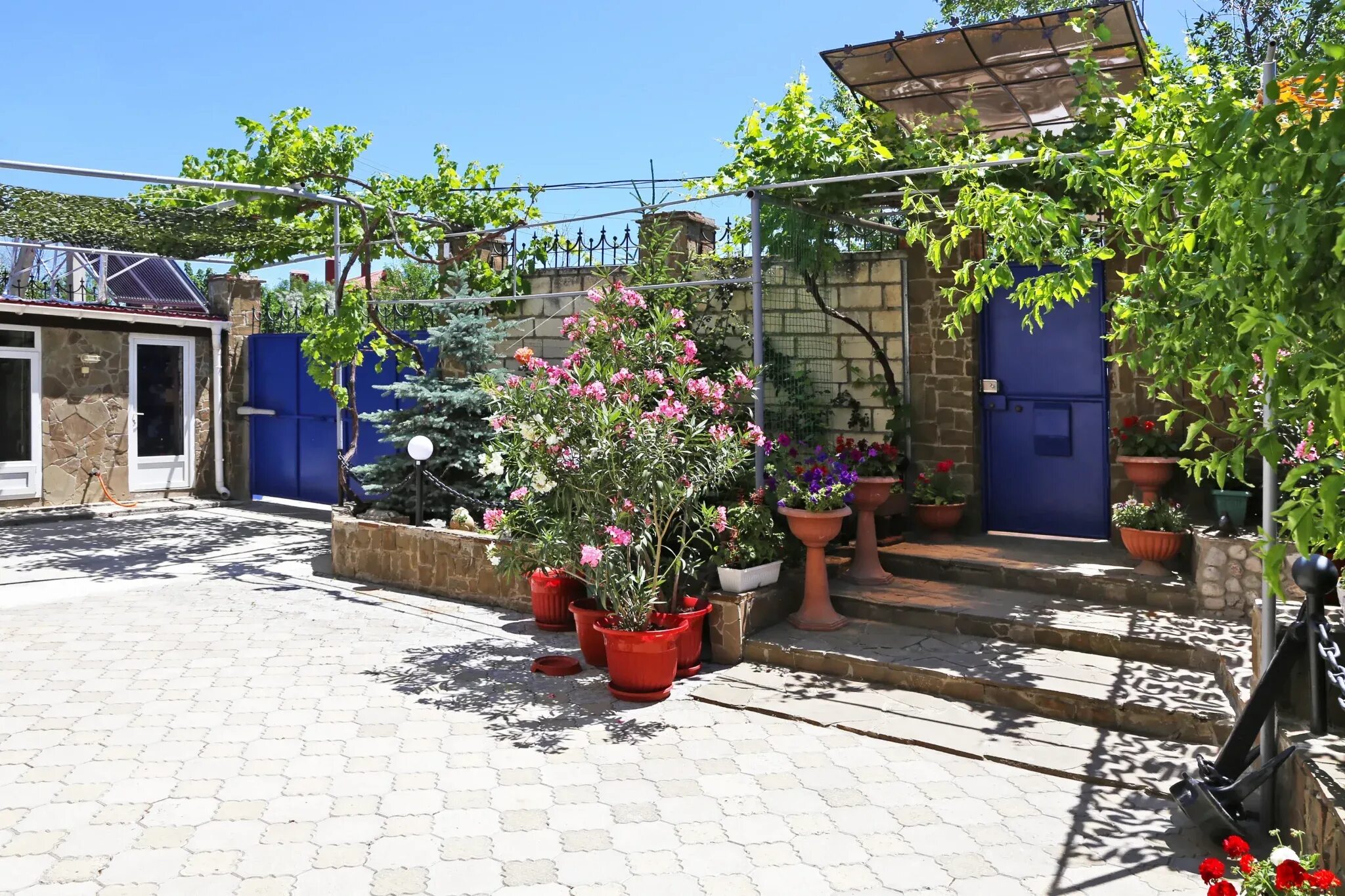 Феодосия улица верхняя. Суворовская ул феодосия. Феодосия посредников. Дома в феодосии. Феодосия жилье.