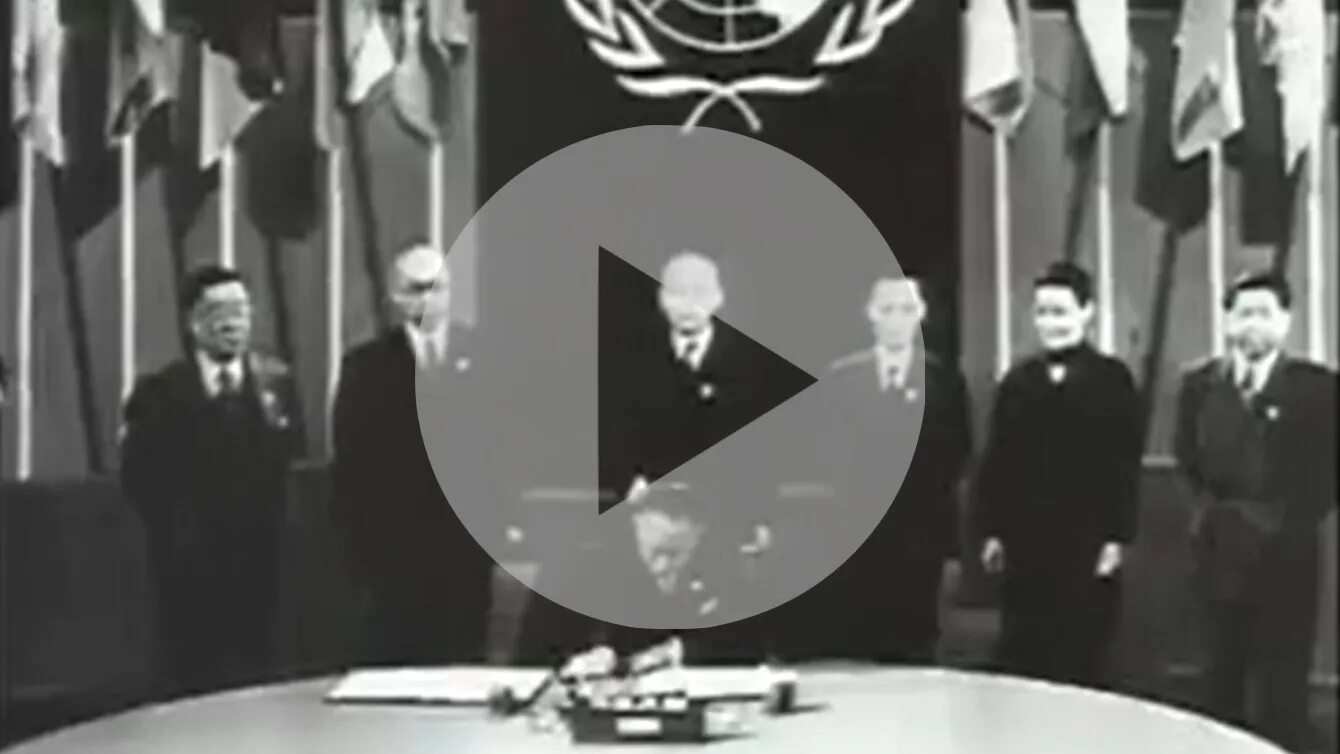 Король Фейсал подписывает устав ООН 1945 года.
