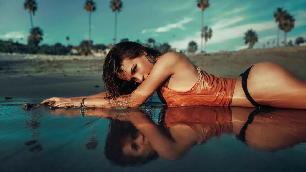 Диджей барбара. Келли харт диджей. Дип девушка. Девушка танцует в клубе арт. Девушка танцует в клубе.