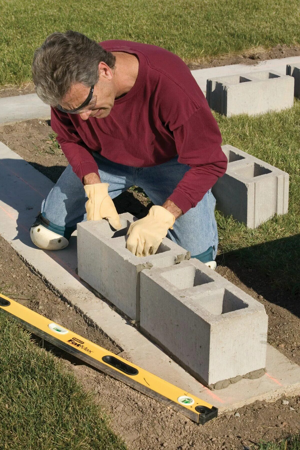 Блок бетонный для ручной кладки. Бетонные блоки для подпорных стен. Кладка бетонных блоков. Кладка шлакоблока.