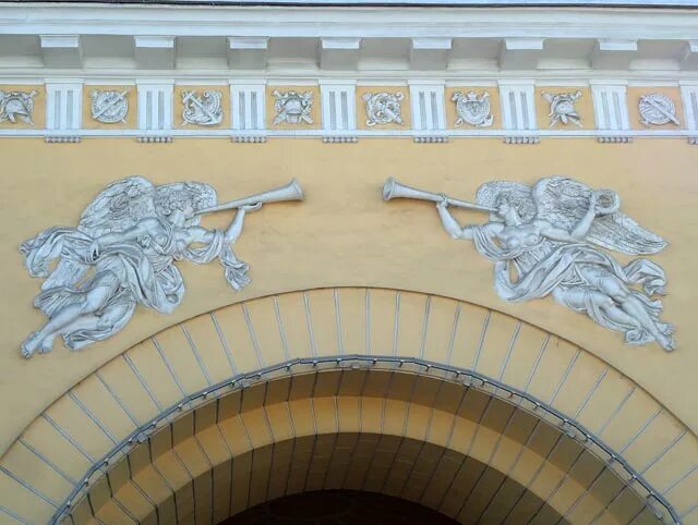 проходя по левой стороне улицы около адмиралтейства