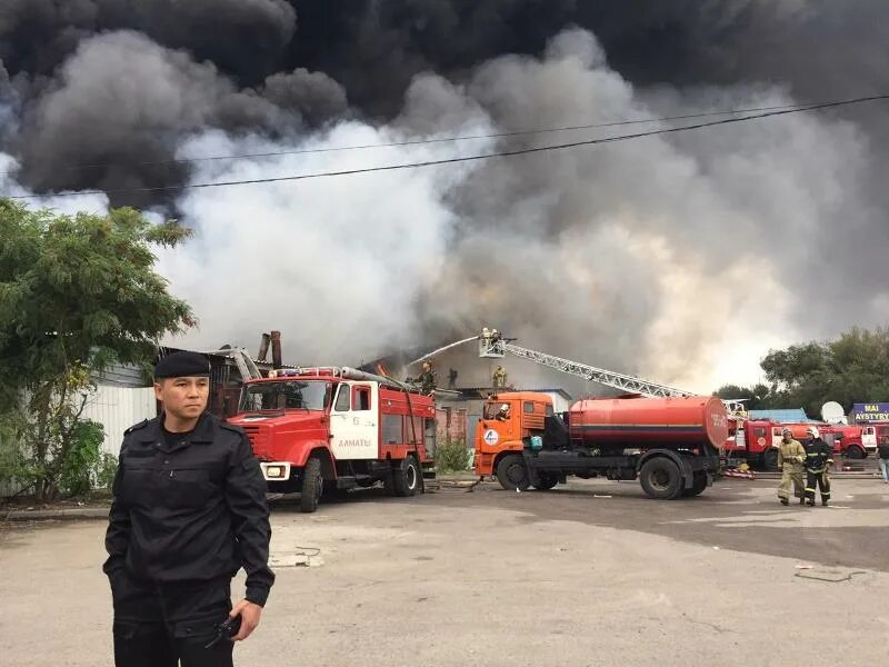 Пожар в алматы сегодня на барахолке. Пожар в Алматы сегодня. Пожар на алматинскоймоскап.