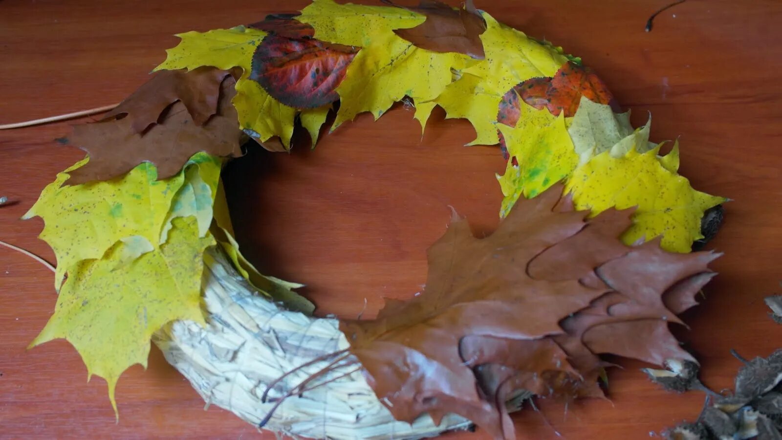 Как сделать круг из листьев. Венок из осенних листьев. Как сделать круг из листьев. Осенние поделки из ниток. Венок из осенних листьев бумага.