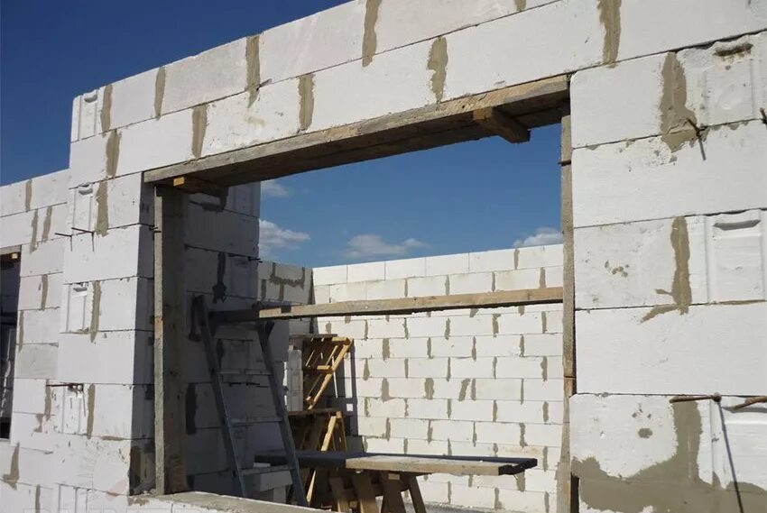 Перемычка над дверным проемом. Перемычки из газобетона д700. перемычки в газобетонных перегородках 100мм. перемычка для дверного проема газобетон 75. инси блок для перемычек.