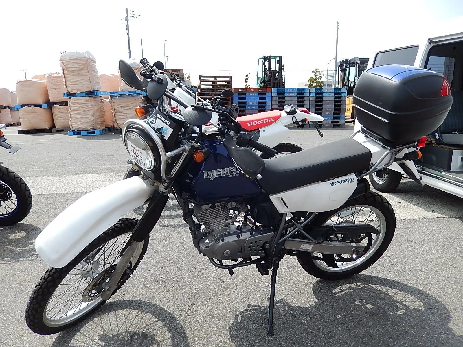 Suzuki dr200 djebel. Мотоцикл сузуки 200. Сузуки джебел 200 двигатель. Сузуки 200 кубов. Эндуро джебель 200.