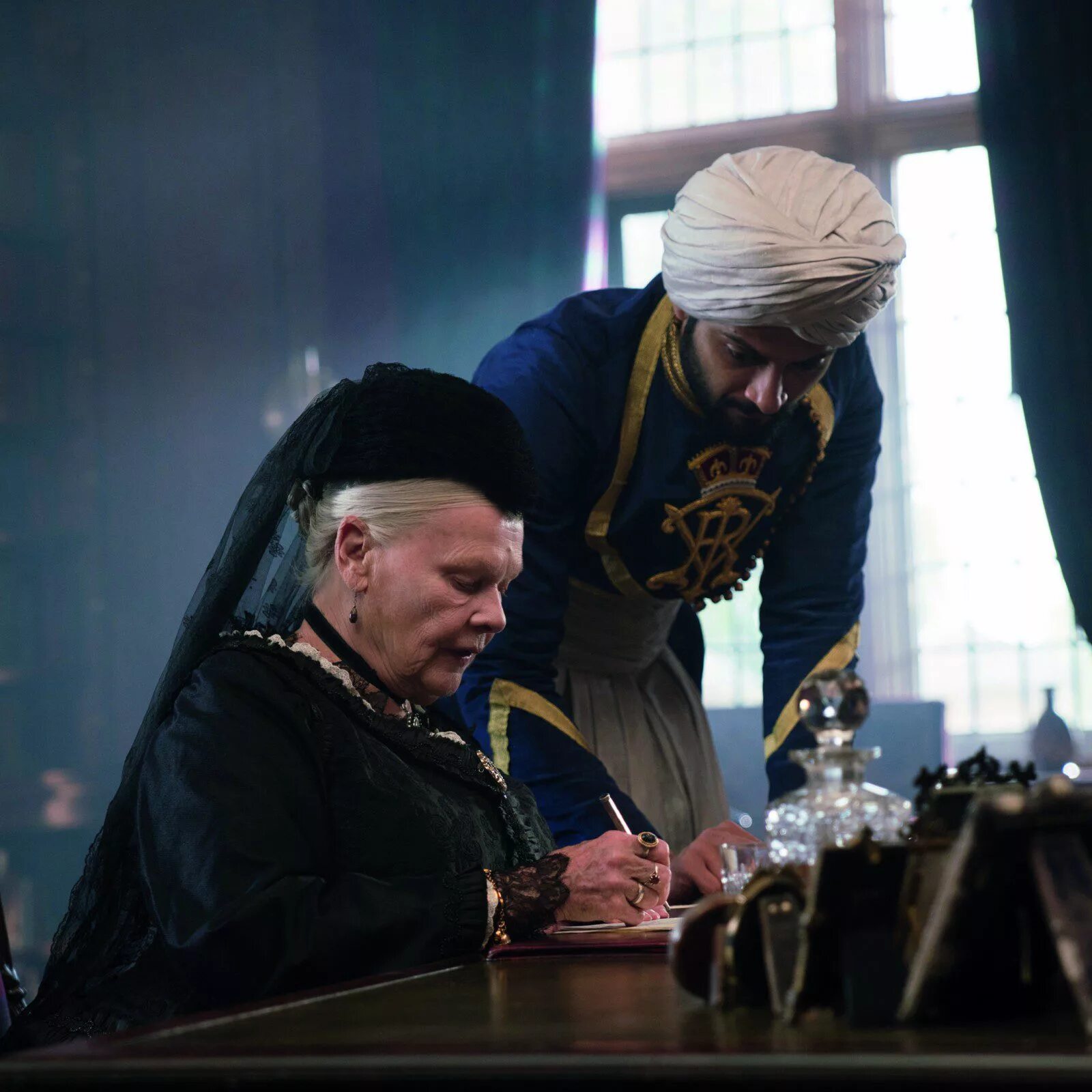 Королева виктория и абдул. Виктория и абдул фильм. Королева виктория и абдул фильм. Королева и абдул. Королева и абдул.