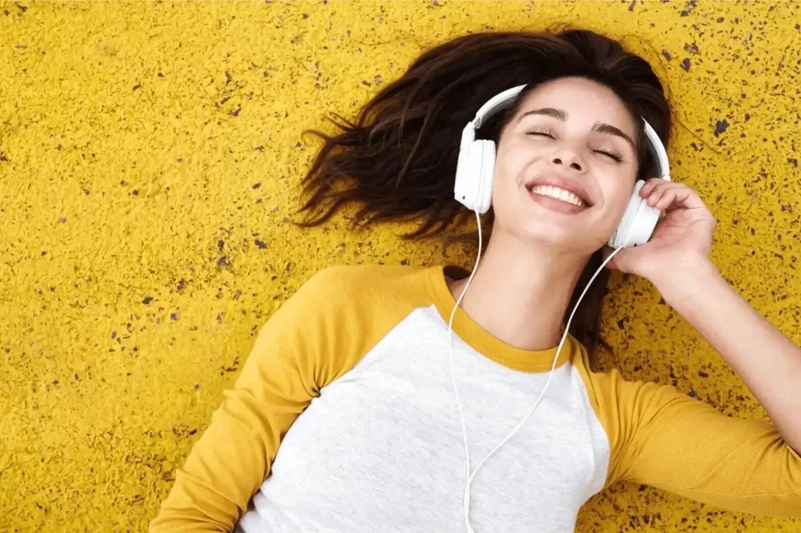 She listen to the radio. Девушка в наушниках. Человек в наушниках. Человек с наушниками. Девушка в наушниках Сток.