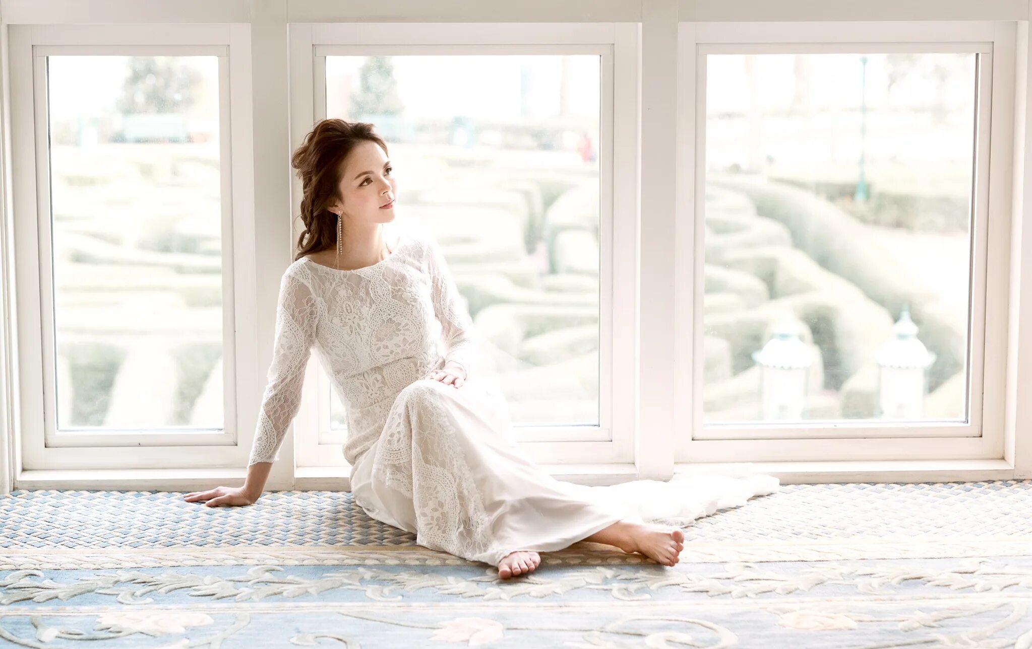 За окном белом платье. У окна. Фотосессия на фоне окна. Женщина в белом платье. Комната для девушки.