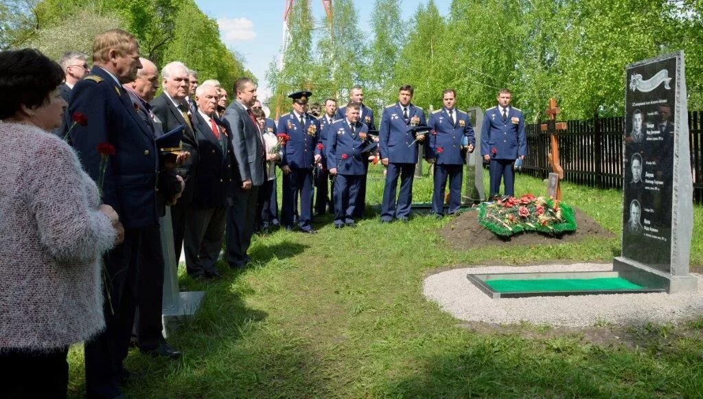 Кирсанов уварово. Кирсанов тамбовская область кладбище. памятники погибшим летчикам. памятник летчикам тамбовская область.