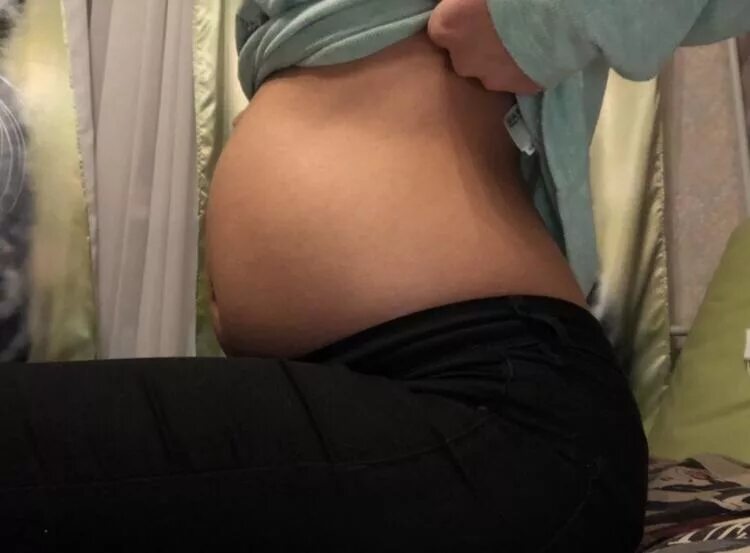 Женский живот. Вздутие живота метеоризм. Вздутие живота до и после. Раздуло живот что делать. Раздуло живот что делать.