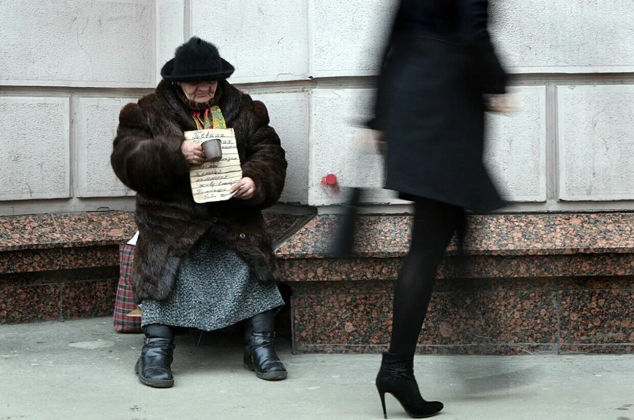 Девушка попрошайка. Нищая девушка на улице. попрошайки на улицах.
