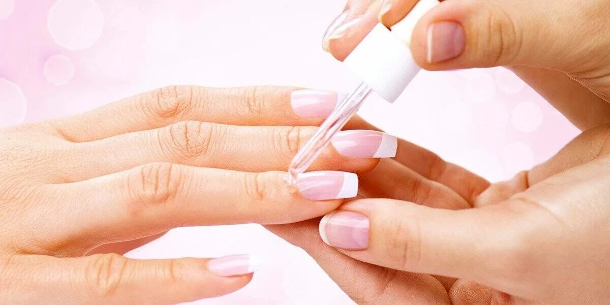 Ногти кутикула девушка. Ухаживание за ногтями. Маникюр в домашних условиях. Как ухаживать за кутикулой между маникюрами. Увлажнение кутикулы маслом.