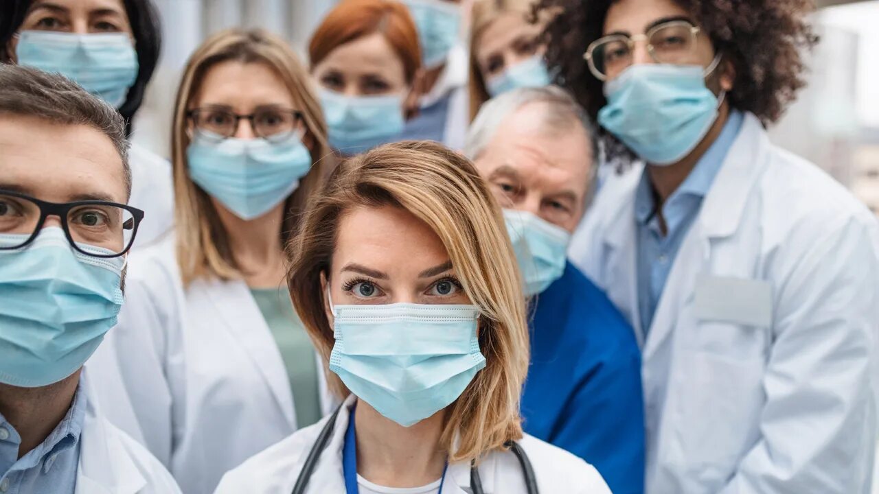 Много врачей. Медик в маске. Медработник в маске. Медицинский работник в маске.