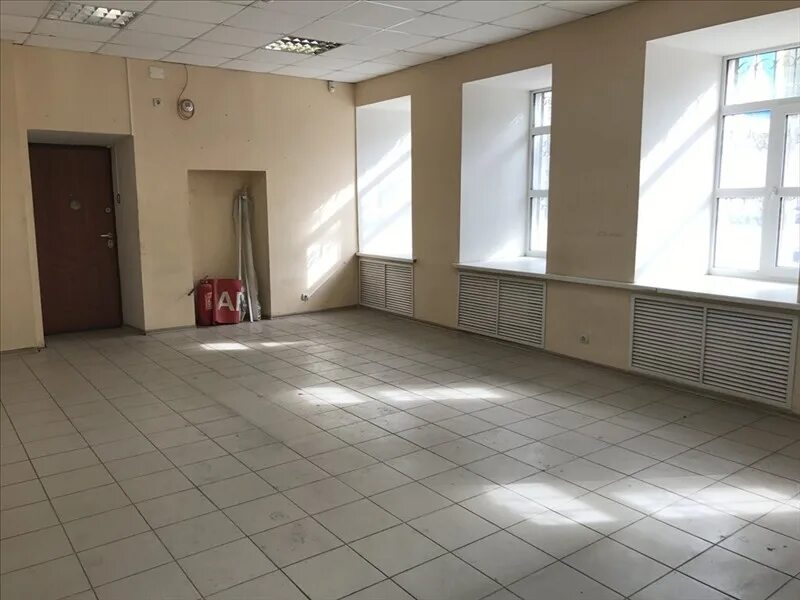 фото офисов светлых небольших без мебели с 1 окном. помещение где можно курить. сниму помещение для школы. ул. псн ярославль.