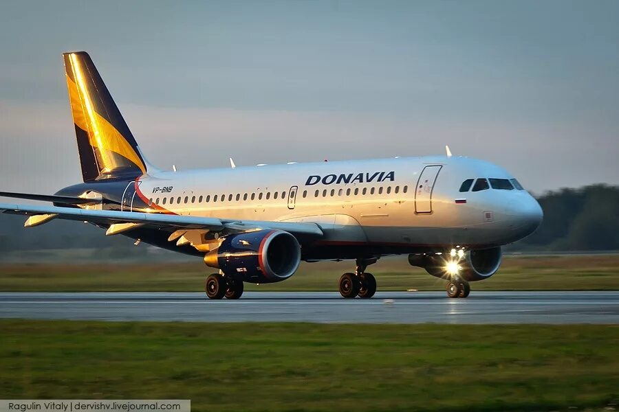Airbus a319 самолет. Боинг 737-400. Боинг 737 донавиа. Дона авиа. Боинг 737 донавиа белый.
