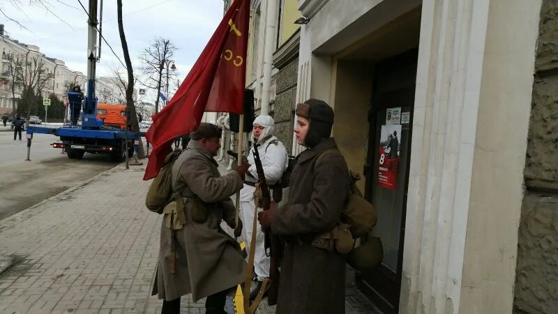 Красный выносить. Красный флаг на доме пионеров Курск ВОВ. Красное Знамя на здании старый Оскол. Красный флаг над Киевом. Водрузили 8 красных флагов.