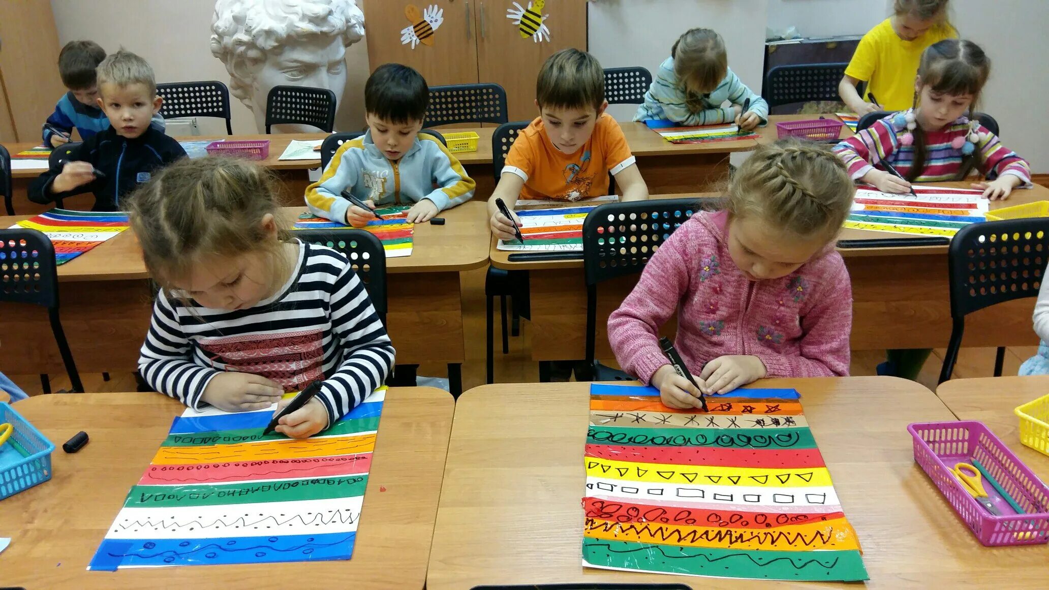 Успешной подготовки к олимпиаде. Дети на занятии в детском саду. Дети начальной школы. Занятия для дошкольников. Школьник и дошкольник.