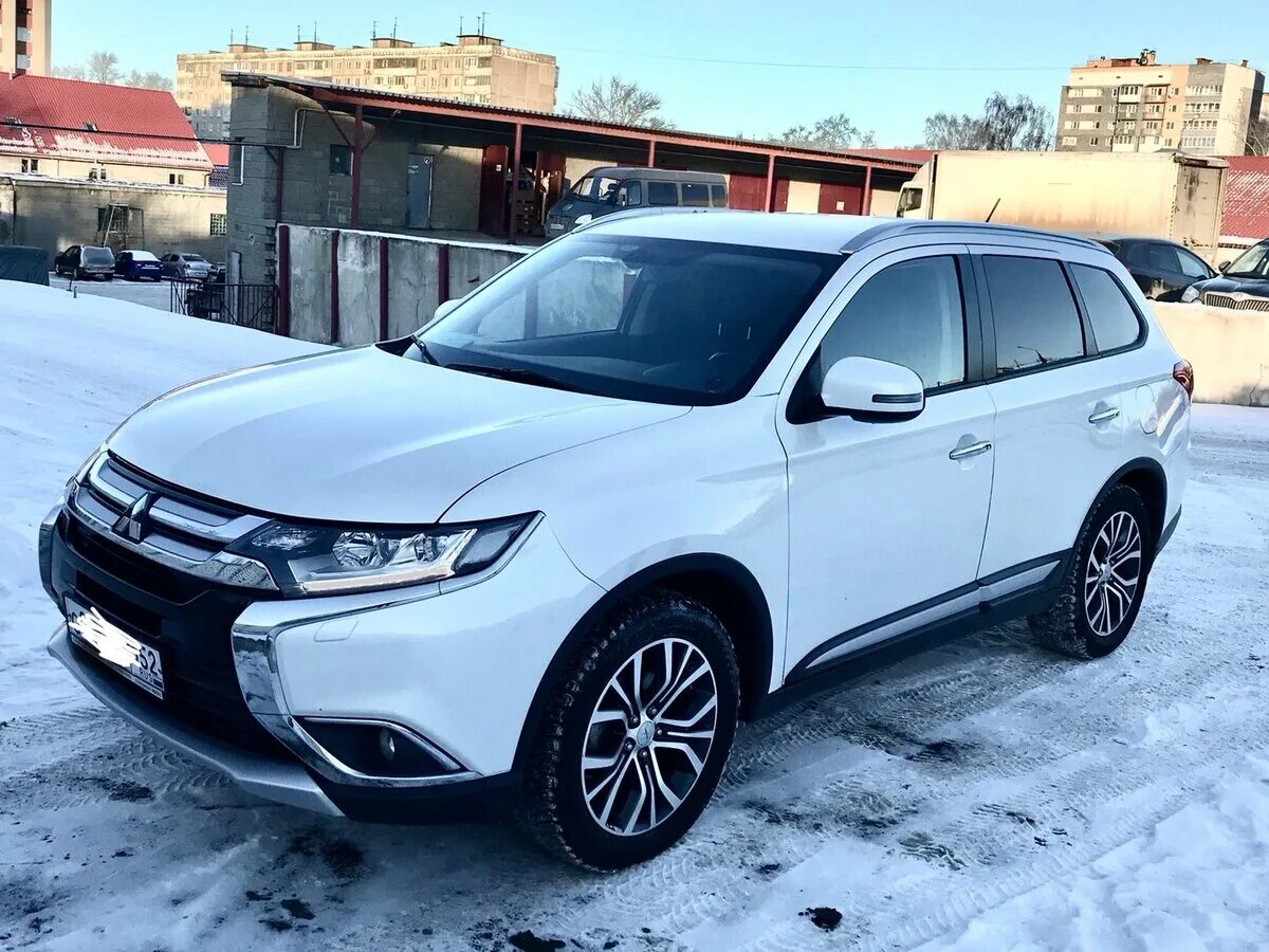 Аутлендер 3 года выпуска. Mitsubishi Outlander 2016 White. Mitsubishi Outlander 2017 белый. Mitsubishi Outlander белый 2015. Mitsubishi Outlander III 2016.