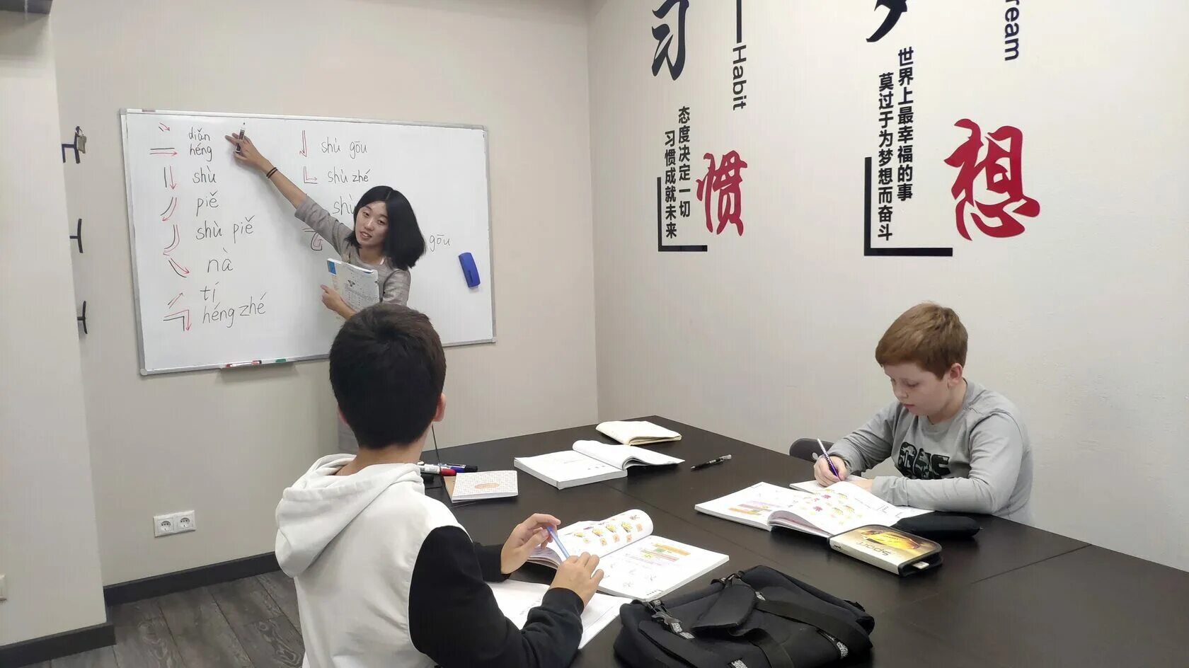 Курсы языка в китае. Изучение китайского. Китайские дети. Курсы языка в китае. Урок китайского.