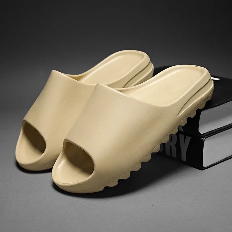 Yeezy тапочки 2022. Шлепки тренд 2022. Тапочки резиновые модные. Модные тапки зимние женские. Трендовые тапки.