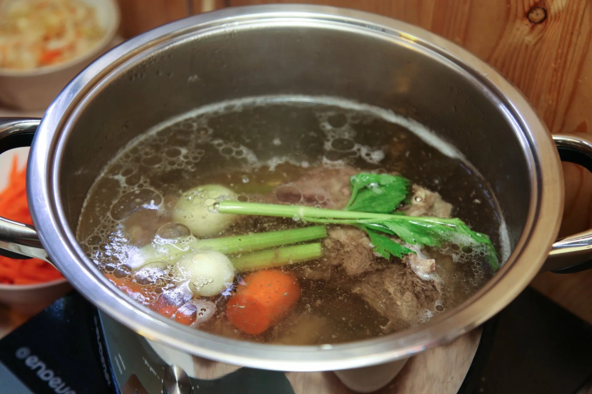 Бульон время варки. Мясной бульон. мясной бульон в кастрюле. бульон из баранины. бульон с мясом.
